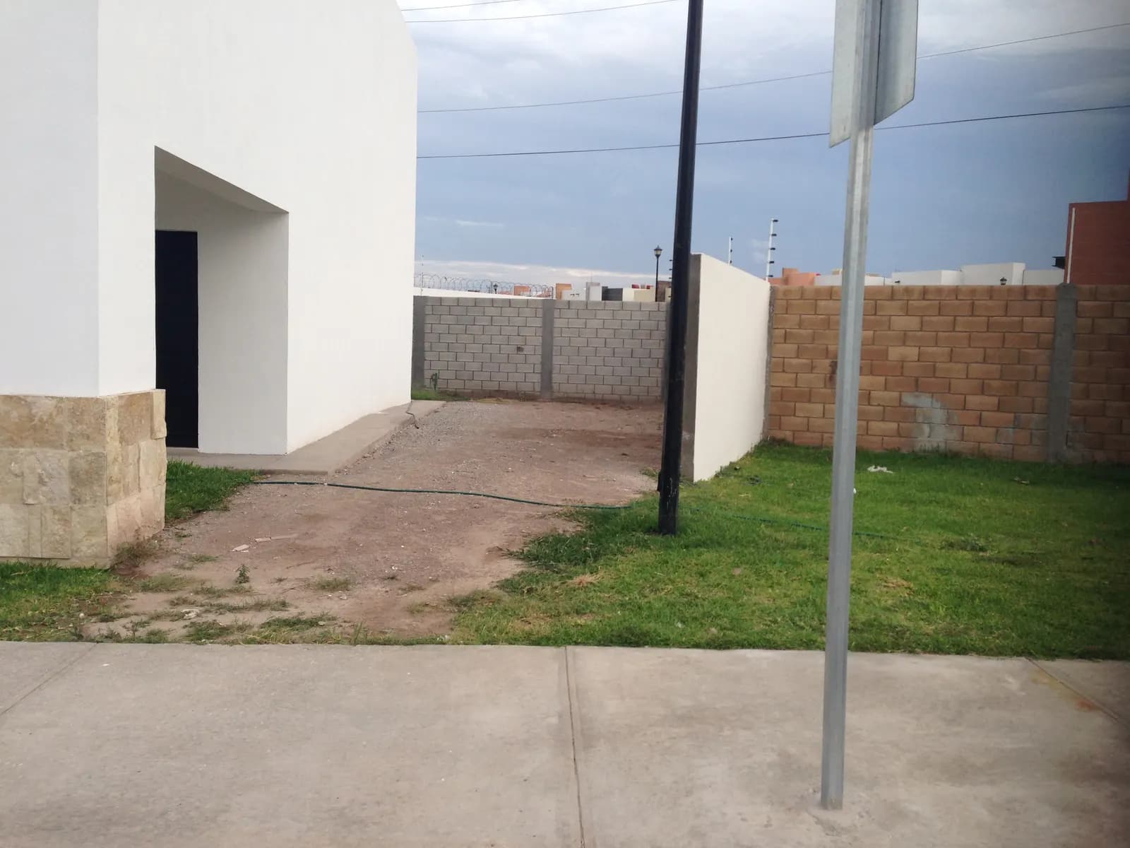 Pasto en el lateral de una casa