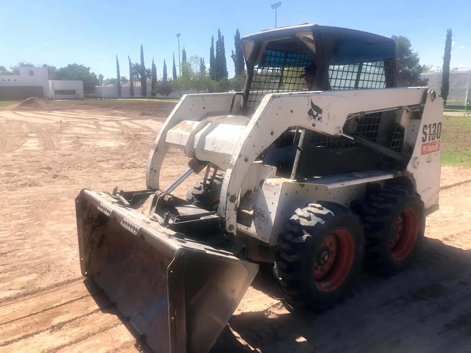 Minicargador Bobcat de Garden Plus en un terreno en preparación